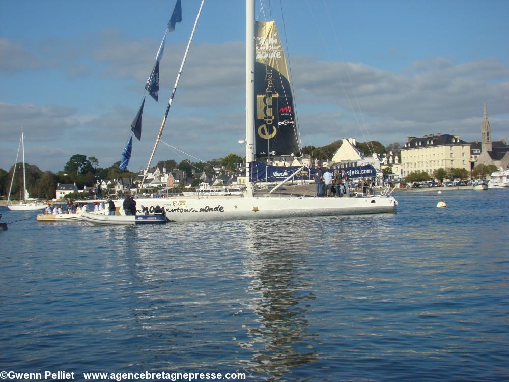 Le Navire de Bertrand de Broc 
participant au Vendée Globe 2012 \"Votre 
Nom autour du Monde\"