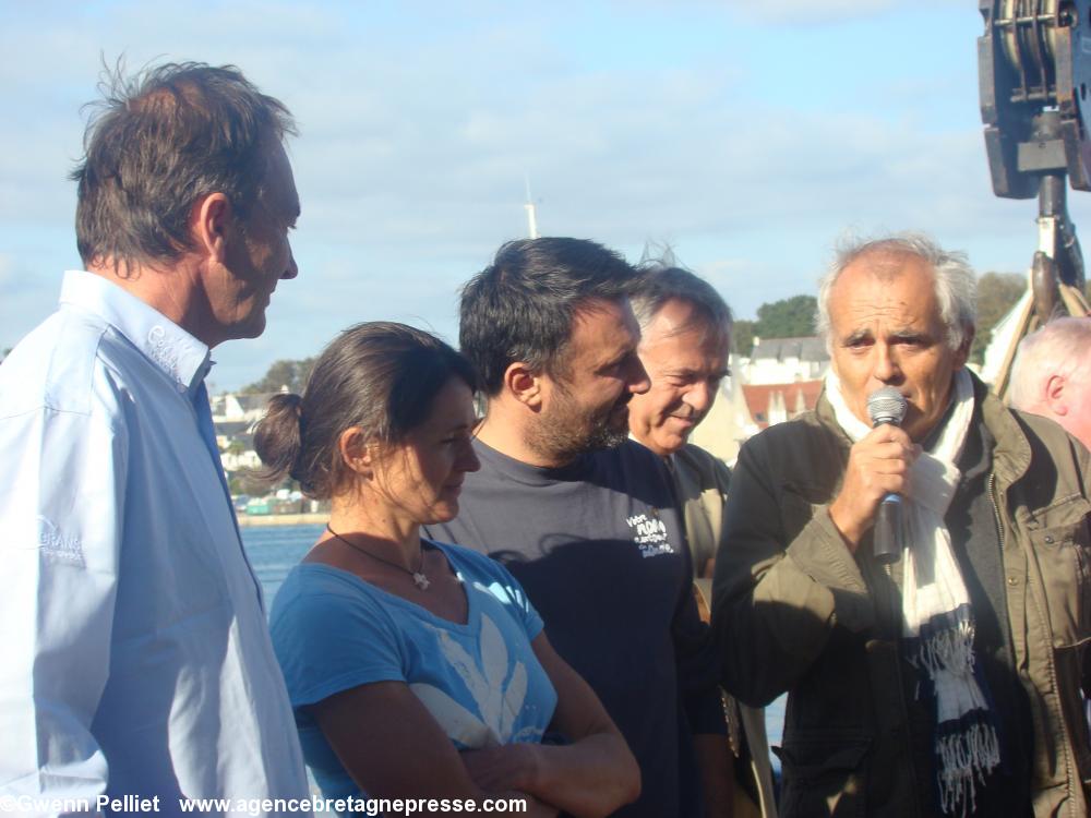 Bertrand de Broc  entouré des parrain 
et marraine du Navire  Frédéric Lopez  
Faustine Merret  et René Camart  sponsor 
Edm projet