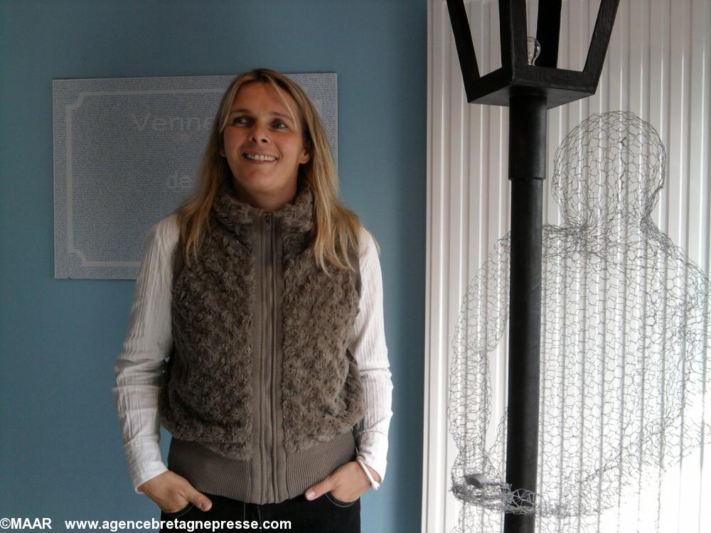 Anne Keranterff près de son oeuvre en rapport avec la rue Anne Keranterff près de son oeuvre en rapport avec la rue