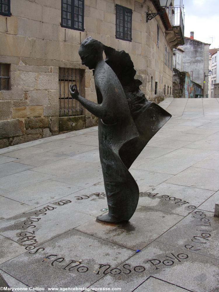 Statue de Castelao en face du musée de Pontevedra en Galice. Statue de Castelao en face du musée de Pontevedra en Galice.