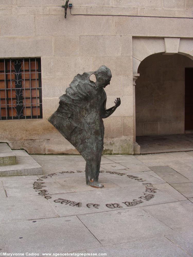Statue de Castelao vue du musée de Pontevedra en Galice. Statue de Castelao vue du musée de Pontevedra en Galice.
