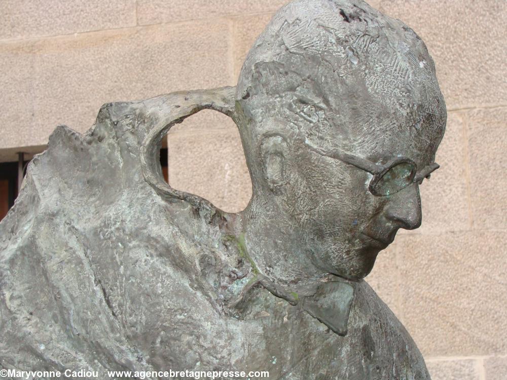 Gros plan sur la statue de Castelao devant le musée de Pontevedra en Galice. Gros plan sur la statue de Castelao devant le musée de Pontevedra en Galice.