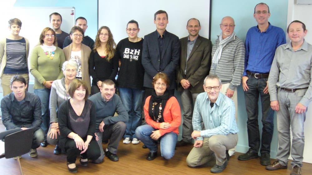 Au premier rang à gauche de la photo : Claudie Malnoë-Motais directrice de Stumdi devant Marie-Haude Corcuff-Nicolas formatrice de Stumdi entourée des stagiaires.
En haut à droite de la photo : Gilles Delanoue le directeur de l\'ISFEC (qui nous loue une partie des salles)-Ronan Hirrien président de stumdi-André Lavanant trésorier de Stumdi-Fulup Jakez directeur de l\'office public de la lan