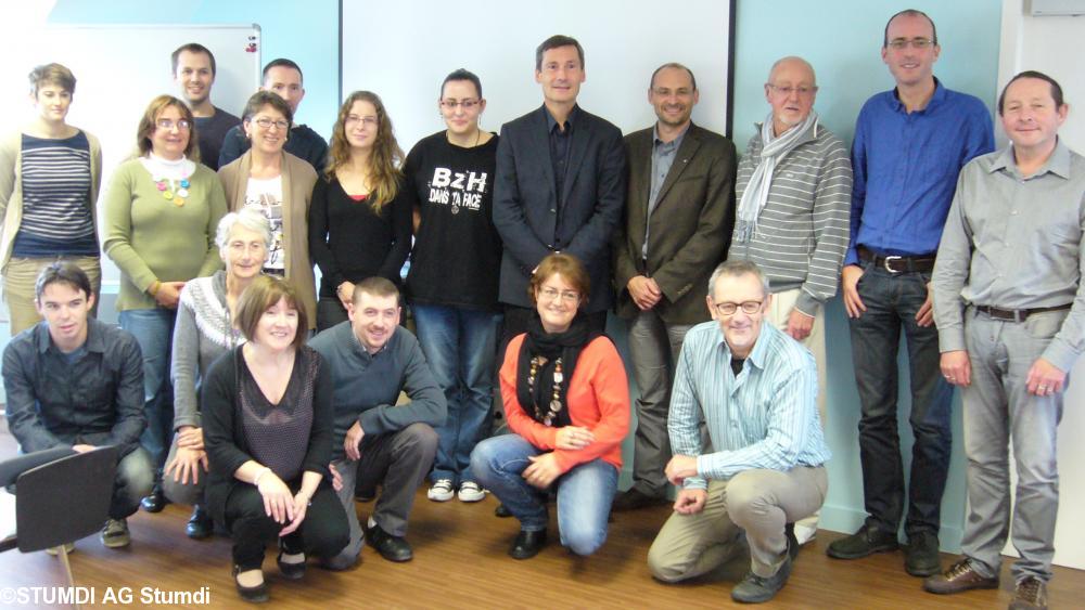 Dirak en tu-kleiz : Claudie Malnoë-Motais renerez Stumdi dirak Marie-Haude Corcuff-Nicolas stummerez Stumdi gant stajidi tro-dro.
A-us en tu-dehou : Gilles Delanoue rener an ISFEC (hag a feurm deomp ul lodenn eus ar salioù)-Ronan Hirrien prezidant Stumdi-André Lavanant teñzorer Stumdi-Fulup Jakez rener ofis publik ar brezhoneg-Malo Bouëssel Du Bourg rener Produet e Breizh ha paeron ar bloa