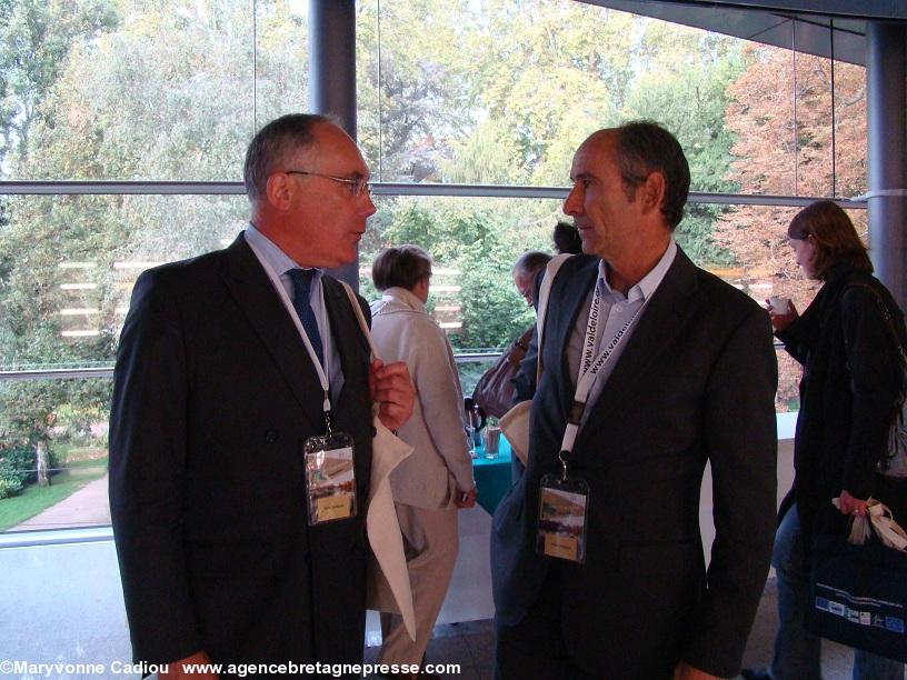 Alain Peigné est arrivé de Paris. Avec Paul Loret à l\'accueil café.