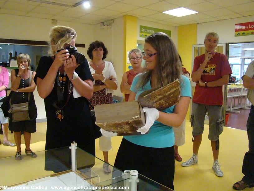Succès de l\'exposition auprès de la presse. Remarquer les gants de Séverine Boullay. Succès de l\'exposition auprès de la presse. Remarquer les gants de Séverine Boullay.