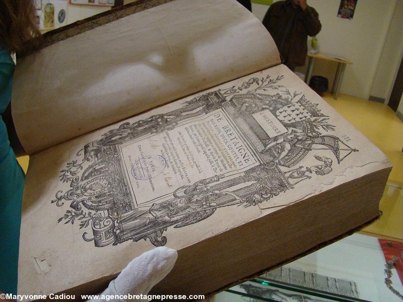 Succès de l\'exposition auprès de la presse. Remarquer les gants de Séverine Boullay. Succès de l\'exposition auprès de la presse. Remarquer les gants de Séverine Boullay.