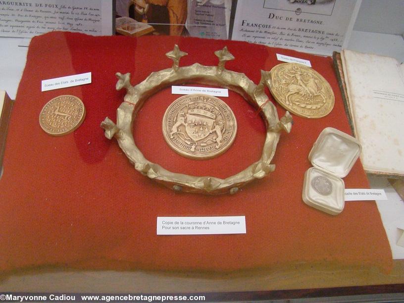 Copies de sceaux et de la couronne d\'Anne de Bretagne pour son sacre de duchesse de Bretagne à Rennes. Objets pour les représentations scéniques de l\'opéra Anne de Bretagne mis à disposition par Michel Chauvin. Copies de sceaux et de la couronne d\'Anne de Bretagne pour son sacre de duchesse de Bretagne à Rennes. Objets pour les représentations scéniques de l\'opéra Anne de Bretagne mis à disposition par Michel Chauvin.