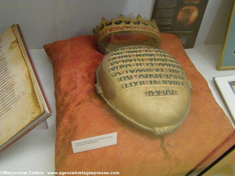 Copie du reliquaire contenant d\'Anne de Bretagne. Objet pour les représentations scéniques de l\'opéra Anne de Bretagne mis à disposition par Michel Chauvin. Sculpture en plâtre et peinture par Jean Fréour. Copie du reliquaire contenant d\'Anne de Bretagne. Objet pour les représentations scéniques de l\'opéra Anne de Bretagne mis à disposition par Michel Chauvin. Sculpture en plâtre et peinture par Jean Fréour.