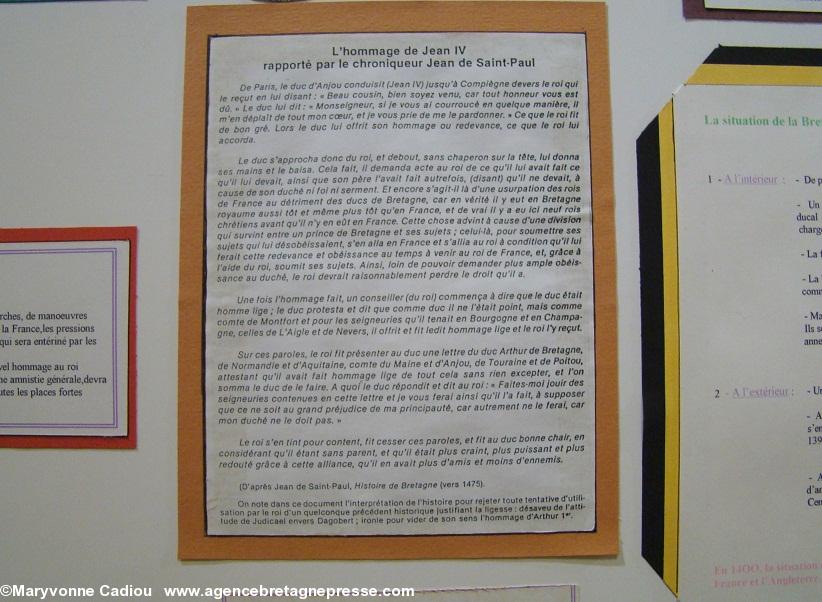 Un panneau de l\'exposition par l\'Identité Bretonne. Hommage de Jean IV au roi de France. Un panneau de l\'exposition par l\'Identité Bretonne. Hommage de Jean IV au roi de France.