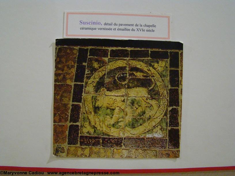 Sur un panneau de l\'exposition par l\'Identité Bretonne. Suscinio . Détail du pavement de la chapelle. En céramique émaillée du XIVe siècle. Carrelages découverts en 1975 hors les murs du château où la chapelle était et où elle avait brûlé. Les cendres protégèrent les carrelages pendant des siècles. Sur un panneau de l\'exposition par l\'Identité Bretonne. Suscinio . Détail du pavement de la chapelle. En céramique émaillée du XIVe siècle. Carrelages découverts en 1975 hors les murs du château où la chapelle était et où elle avait brûlé. Les cendres protégèrent les carrelages pendant des siècles.