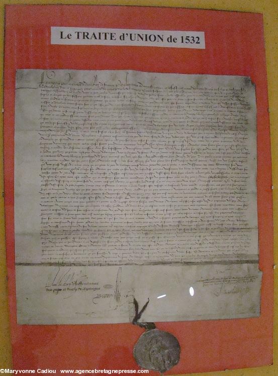 Le prétendu Traité de 1532 reproduit en photo. En latin, il n\'est déchiffrable que par des paléographes. Le prétendu Traité de 1532 reproduit en photo. En latin, il n\'est déchiffrable que par des paléographes.