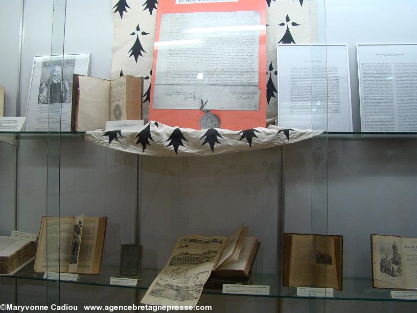 Dans la vitrine. Dans la vitrine.