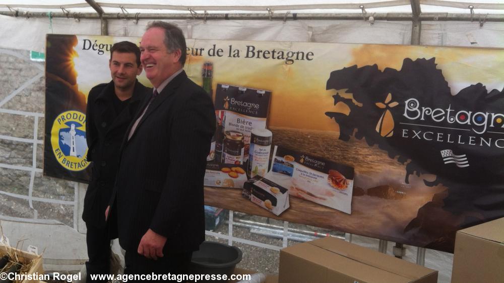 Un responsable économique irlandais venu sur le
stand