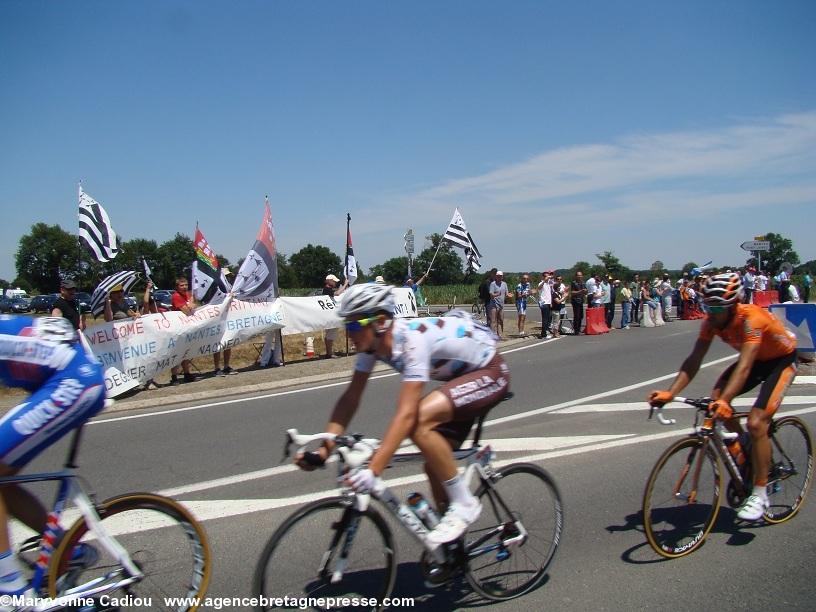 Passage du Tour de France à leur arrivée en Bretagne à Saint-Colomban (44) le 4 juillet 2011.