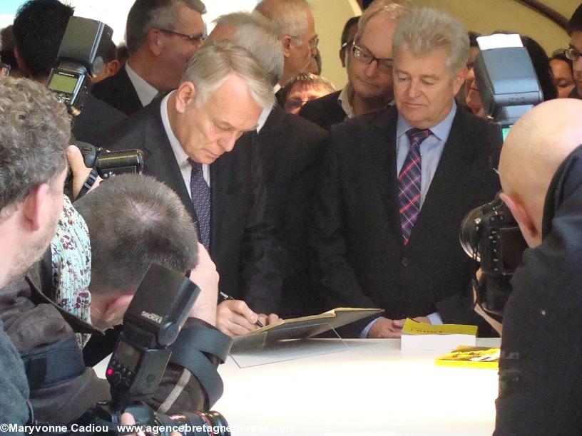 Jean-Marc Ayrault écrivant dans le livre d\'or à côté de Philippe Grosvalet. Jean-Marc Ayrault écrivant dans le livre d\'or à côté de Philippe Grosvalet.