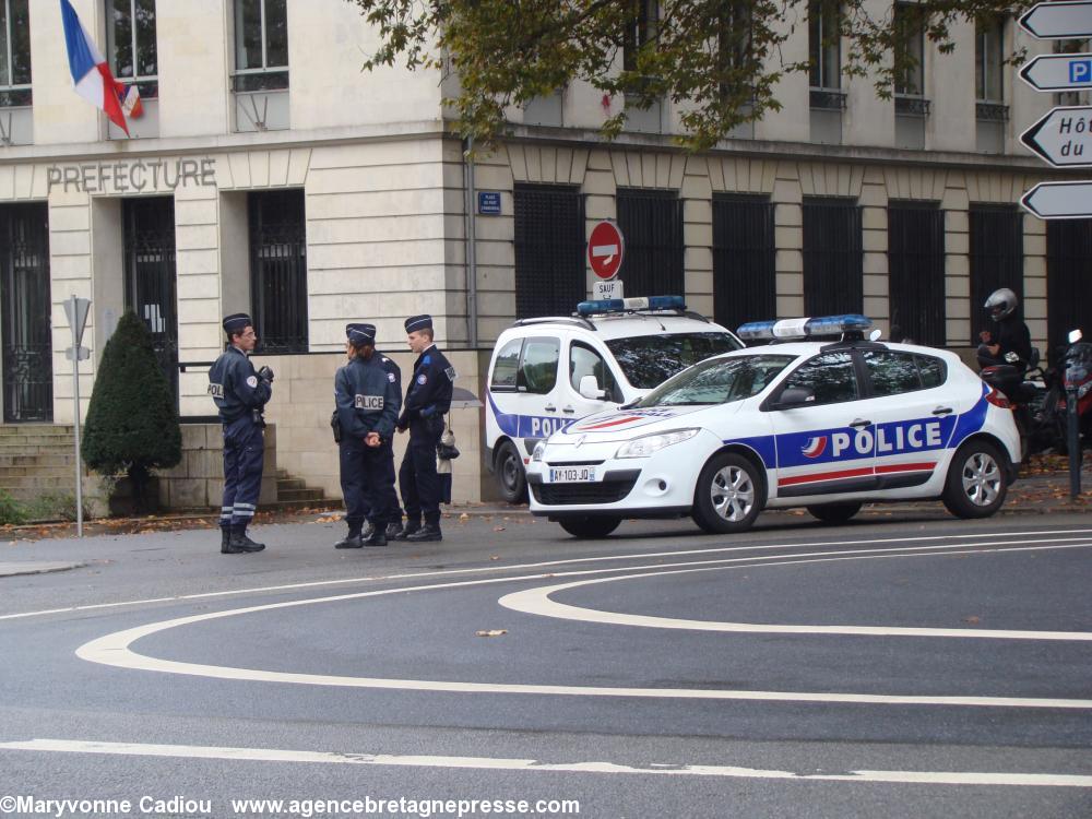 Revenons dehors avant l\'inauguration de l\'exposition Aristide Briand. La police barre le quai Ceineray au niveau de la préfecture. Revenons dehors avant l\'inauguration de l\'exposition Aristide Briand. La police barre le quai Ceineray au niveau de la préfecture.