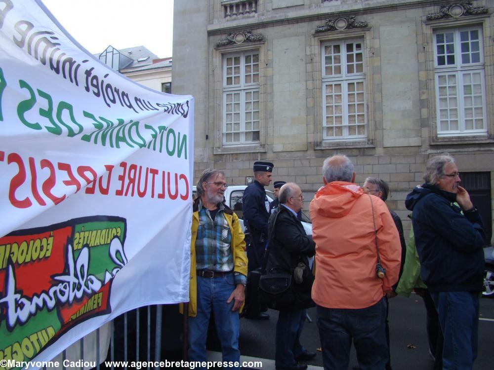 Au centre en noir Marc Le Duc de Ouest France. Au centre en noir Marc Le Duc de Ouest France.