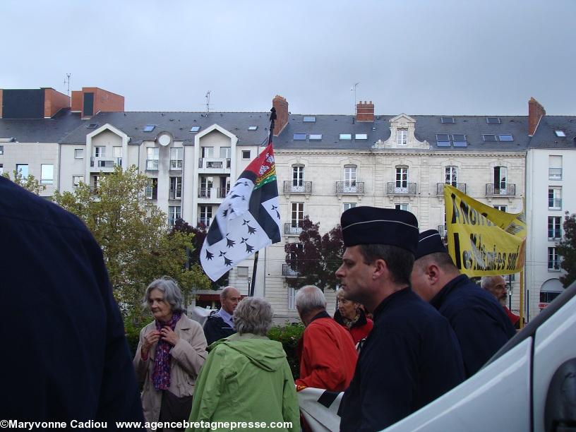 Un drapeau Ville de Nantes vient d’arriver. Un drapeau Ville de Nantes vient d’arriver.