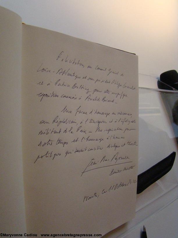 Le texte de Jean-Marc Ayrault dans le Livre d\'Or. Le texte de Jean-Marc Ayrault dans le Livre d\'Or.