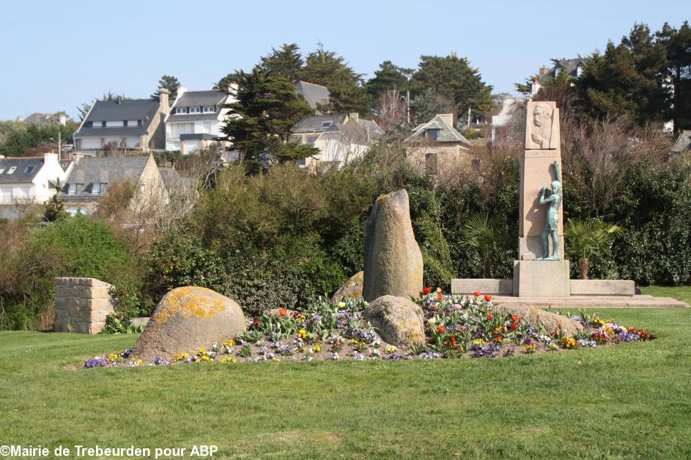 À Trebeurden le monument à Aristide Briand érigé après sa mort. Photo reçue de M. Jacques Mainage. À Trebeurden le monument à Aristide Briand érigé après sa mort. Photo reçue de M. Jacques Mainage.