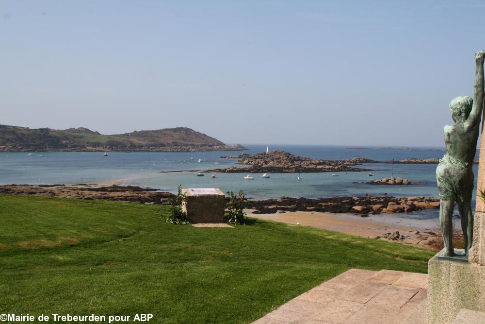 L’ensemble pupitre et une partie du monument. Photo reçue de M. Jacques Mainage. L’ensemble pupitre et une partie du monument. Photo reçue de M. Jacques Mainage.