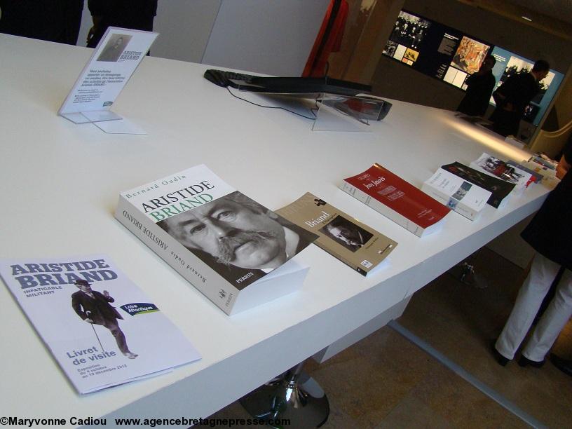 Sur une grande table de nombreux livres sur Aristide Briand et Jean Jaurès. Sur une grande table de nombreux livres sur Aristide Briand et Jean Jaurès.