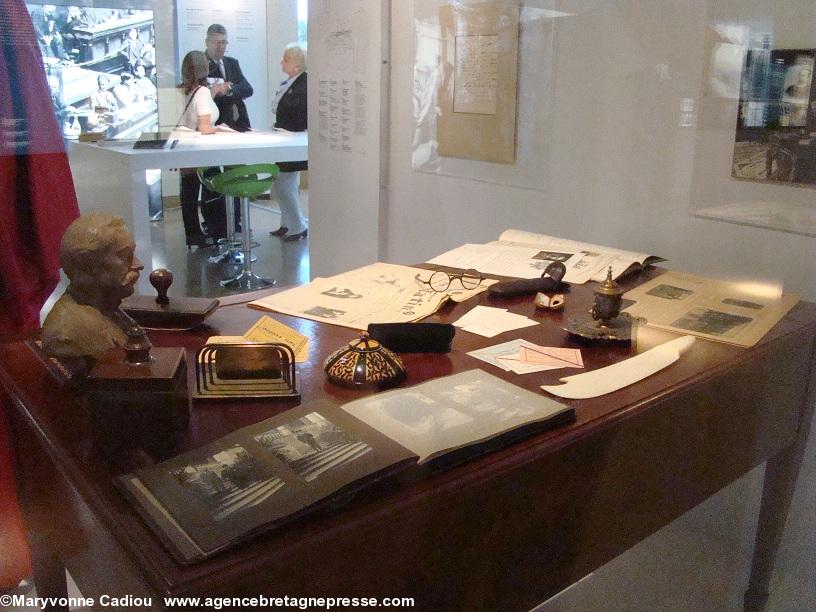 Dans l\'exposition le bureau d\'Aristide Briand en vitrine. Dans l\'exposition le bureau d\'Aristide Briand en vitrine.