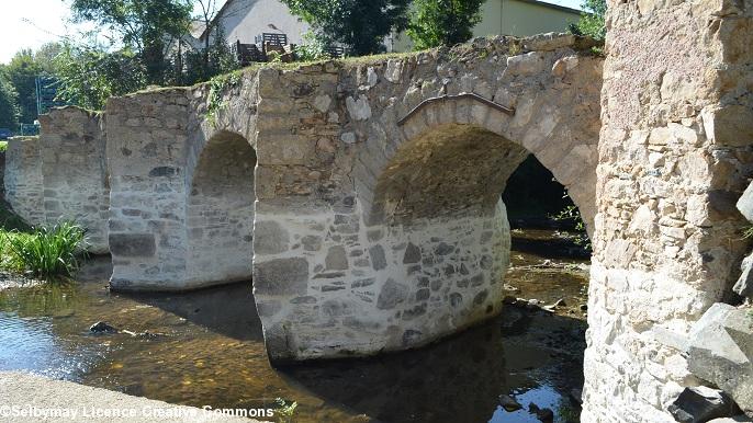 Le pont gallo-romain de Mouzillon est le vestige d\'une route celtique qui reliait Rouen à Bordeaux et dont Mouzillon était une étape.