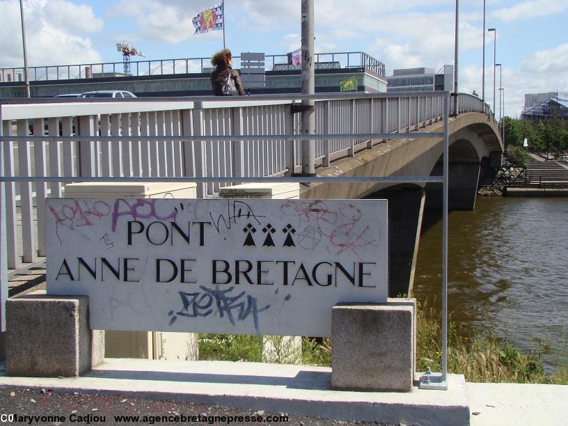 Le pont Anne de Bretagne à Nantes. Sa plaque taguée en juin 2012. Le pont Anne de Bretagne à Nantes. Sa plaque taguée en juin 2012.