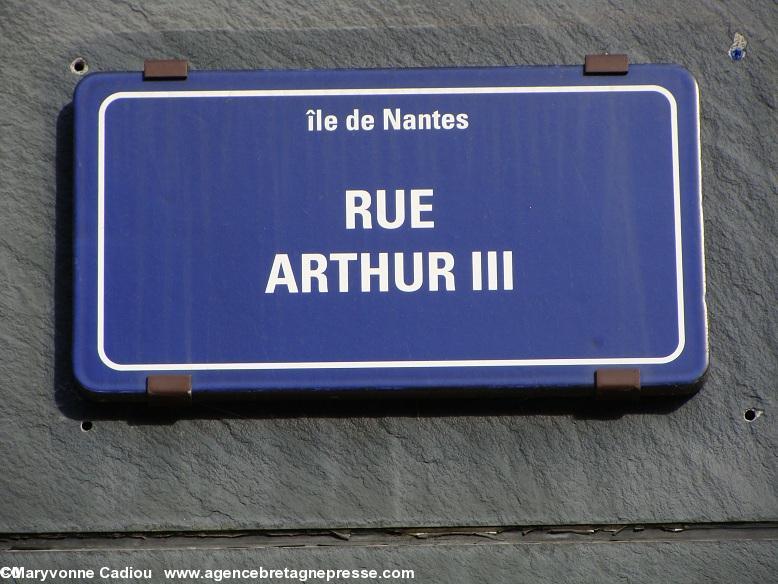 Île de Nantes rue Arthur III. Le long du Tribunal côté ouest. Ni dates ni titre(s). Il a une bien belle et imposante statue équestre à Vannes (voir sur sa page wikipédia). Île de Nantes rue Arthur III. Le long du Tribunal côté ouest. Ni dates ni titre(s). Il a une bien belle et imposante statue équestre à Vannes (voir sur sa page wikipédia).