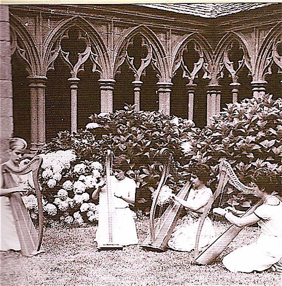 De g. à dr. Rozenn Guilcher ; Brigitte Baronnet ; Madalenn Buffandeau ; Armel Le Sec\'h. Dans le cloître de Tréguier en 1962 pour le Congrès Interceltique. Photo famille Géraud parents d'Armel. Coll. Armel Le Sec'h.
