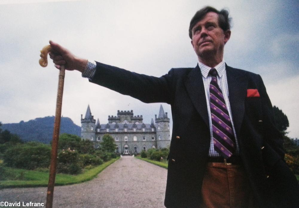 Ian Campbell 12ème Duc d\'Argyll
décédé en 2006 posait devant son
château d\'Inveraray. C\'est derrière ces
hautes tours que Marie Stuart rendant visite
à sa soeur la Duchesse d\'Argyll
dégusta son premier verre d\'uisghe
beatha.