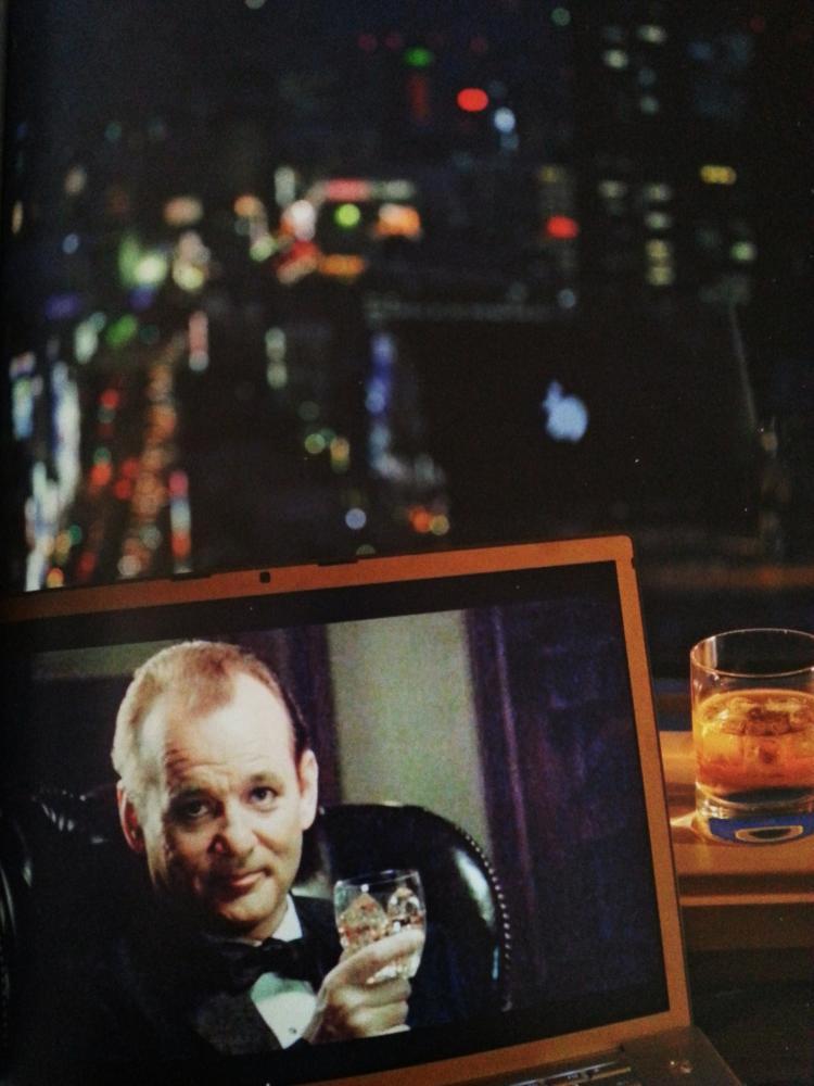 Bill Murray l\'homme du film LOST IN
TRANSLATION qui a propulsé Suntory à
Hollywood et l\'a fait connaitre au
Monde. Bill Murray surgit plein écran au
bar du park Hyatt verre de Hibiki 17
ans d\'âge à la main sur fond de
lumières de Tokyo by night.