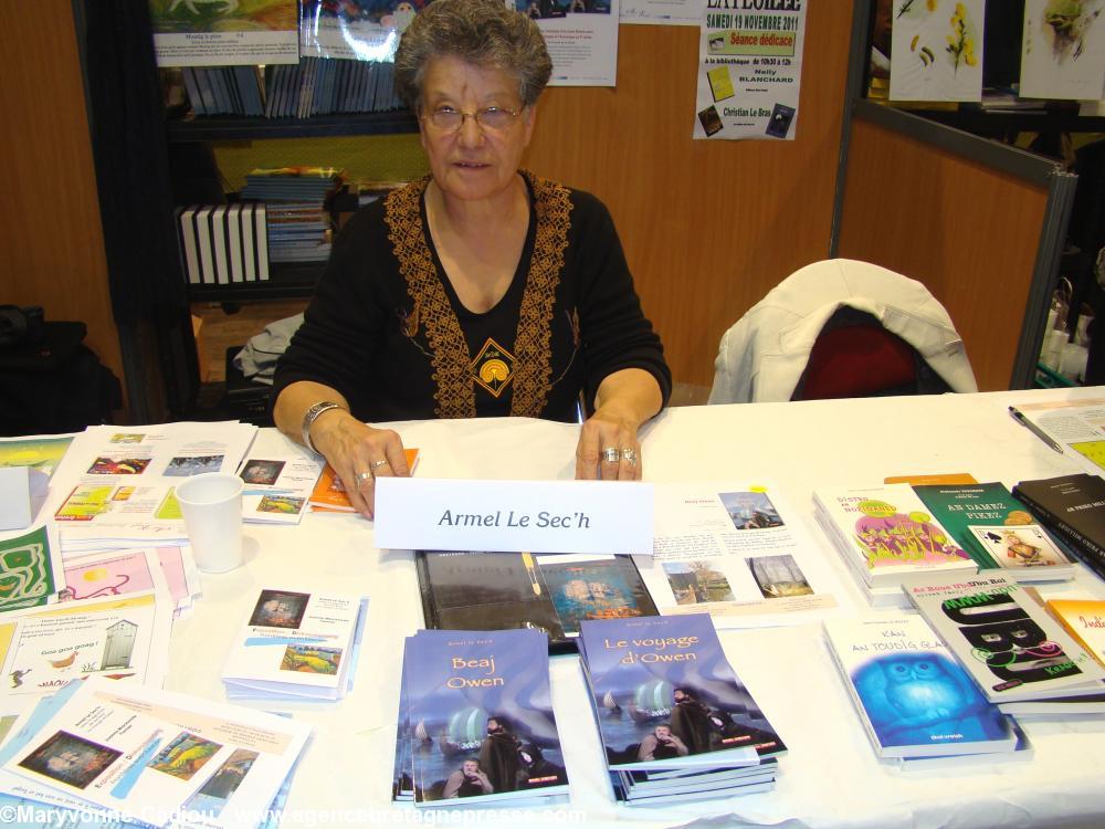 Armel Le Sec\'h au stand de son éditeur Skol Vreizh lors du Festival du livre en Bretagne de Karaez 2011.