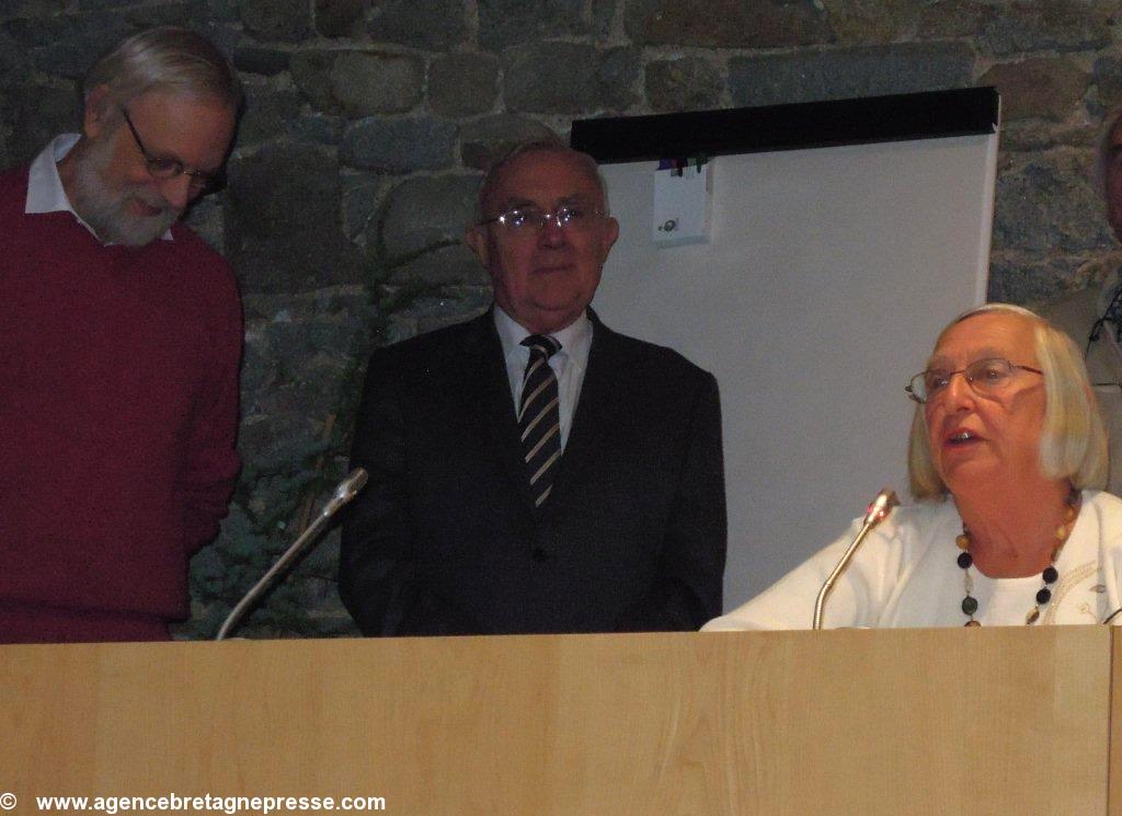 Anne-Marie Castelain au cours de son allocution de remerciements avec à sa droite Jean-Jacques Henaff puis Patrick Malrieu. Anne-Marie Castelain au cours de son allocution de remerciements avec à sa droite Jean-Jacques Henaff puis Patrick Malrieu.