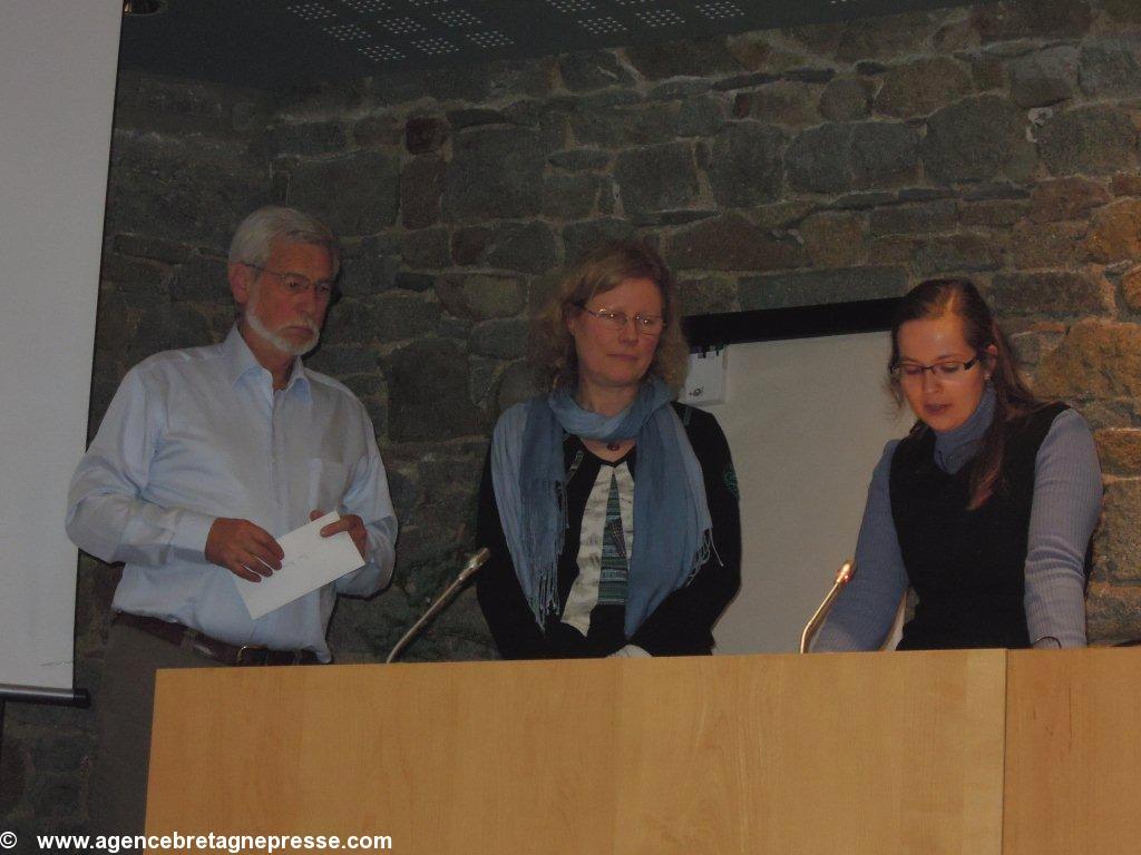 Marie Fersac entre le trésorier de l'AEB Pierre Livory et une présentratrice du prix. Marie Fersac entre le trésorier de l'AEB Pierre Livory et une présentratrice du prix.