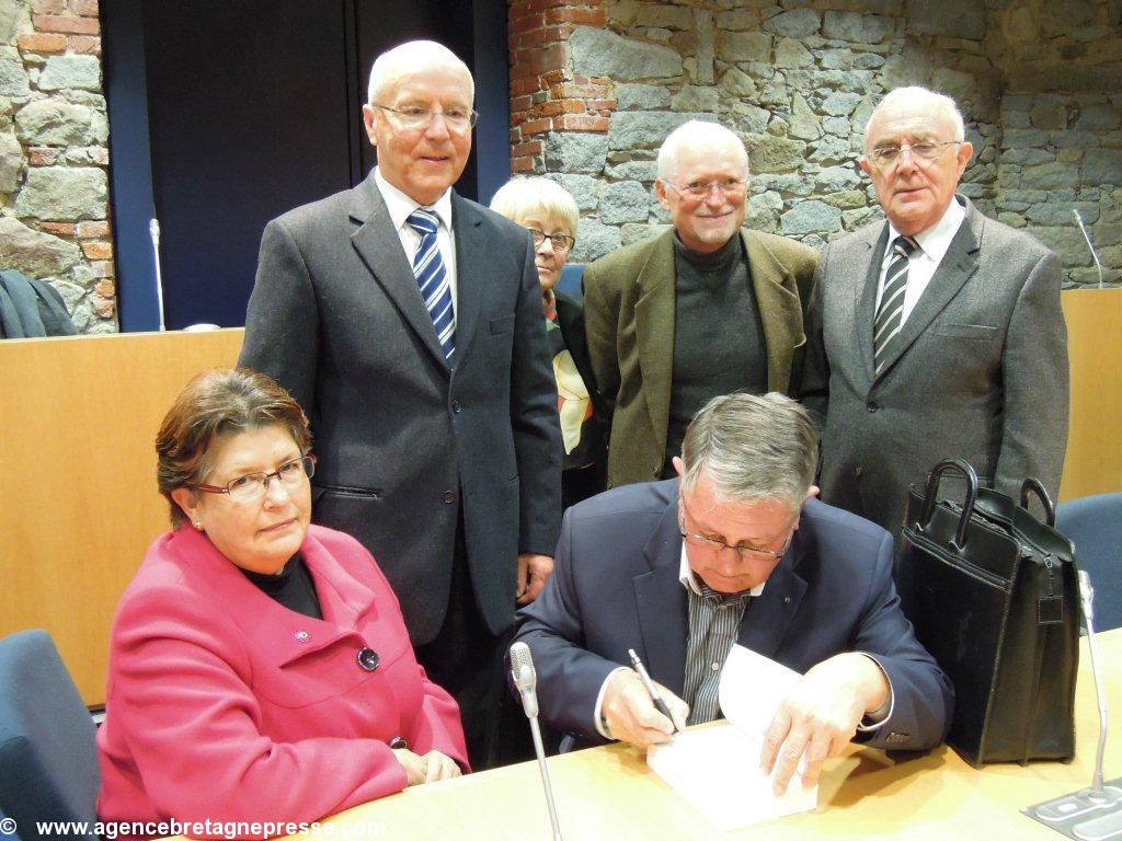 Après la remise des prix Yann Bijer dédicace un livre pour Marie-Thérèse Gourlaouen assise à sa droite. Debout derrière entre Bernard Le Floc'h et Jean-Jacques Hénaff sont Yann An Aod et une dame qui attend pour une dédicace. Après la remise des prix Yann Bijer dédicace un livre pour Marie-Thérèse Gourlaouen assise à sa droite. Debout derrière entre Bernard Le Floc'h et Jean-Jacques Hénaff sont Yann An Aod et une dame qui attend pour une dédicace.