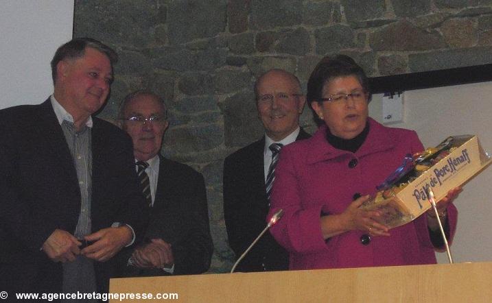 Marie-Thérèse Gourlaouen remet le cadeau de Pouldreuzic à Yann Bijer (à g.). Entre eux Jean-Jacques Hénaff et Bernard Le Floc'h.
Marie-Thérèse Gourlaouen remet le cadeau de Pouldreuzic à Yann Bijer (à g.). Entre eux Jean-Jacques Hénaff et Bernard Le Floc'h.