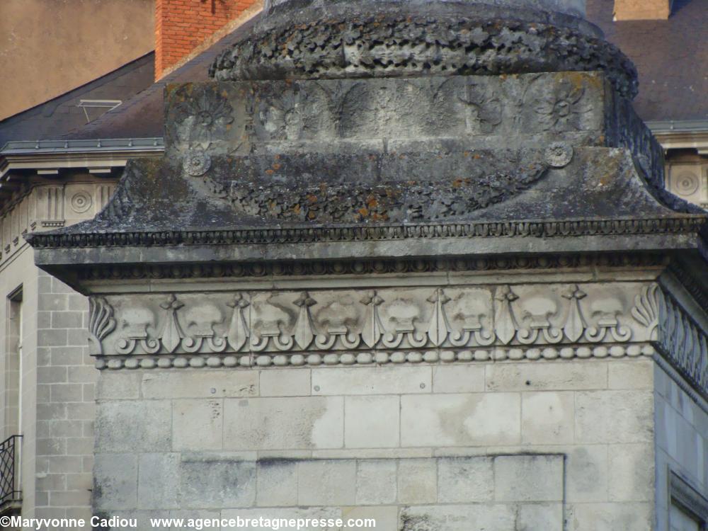 Nantes. Les hermines de la Colonne Louis XVI. Du piédestal cubique. Nantes. Les hermines de la Colonne Louis XVI. Du piédestal cubique.