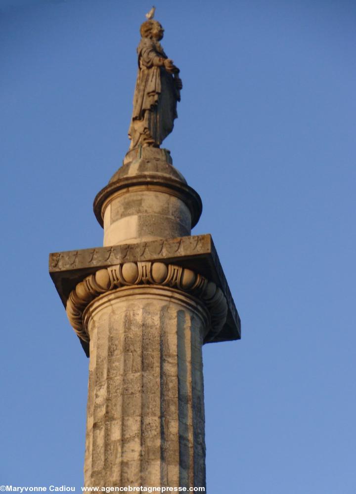 Nantes. Les hermines de la Colonne Louis XVI. Du sommet sous la statue. Nantes. Les hermines de la Colonne Louis XVI. Du sommet sous la statue.