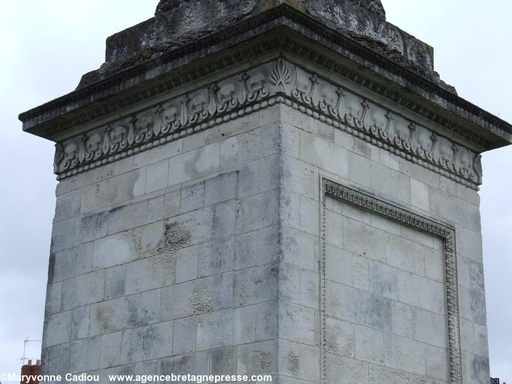 Nantes. Les hermines de la Colonne Louis XVI. Sur les 4 faces du piédestal cubique. Nantes. Les hermines de la Colonne Louis XVI. Sur les 4 faces du piédestal cubique.