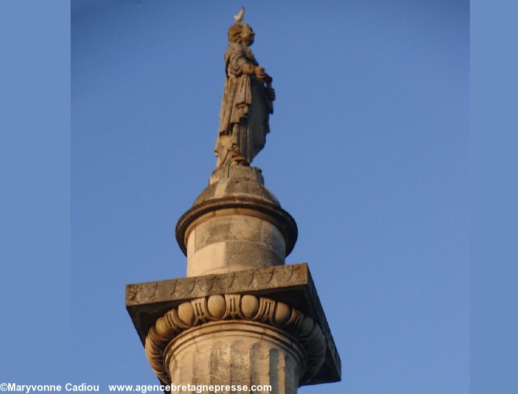 Nantes. Les hermines de la Colonne Louis XVI. La tête de Louis XVI est souvent un perchoir à pigeons bien trop nombreux en ville. Nantes. Les hermines de la Colonne Louis XVI. La tête de Louis XVI est souvent un perchoir à pigeons bien trop nombreux en ville.