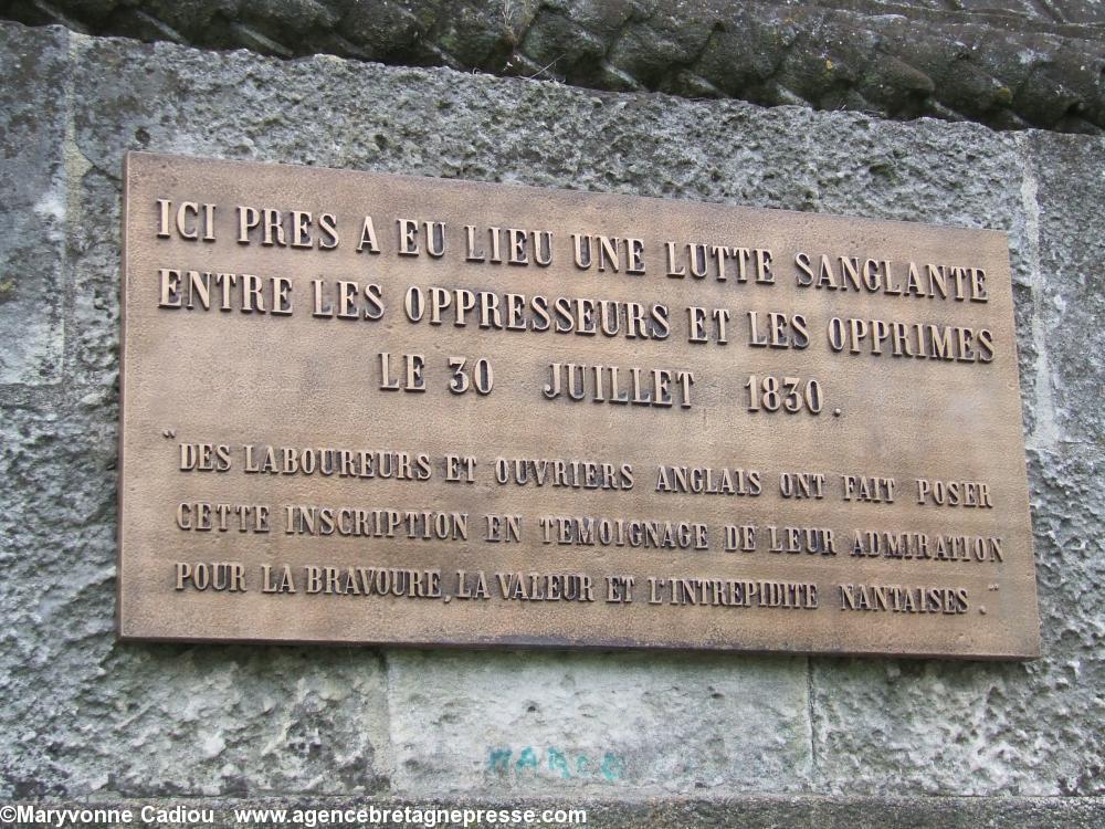 En prime la plaque sur le socle de la Colonne Louis XVI. Oppression du 30 juillet 1830. Avec une erreur de traduction (laboureurs traduit improprement de l'anglais <i>laborers</i> au lieu de travailleurs). En prime la plaque sur le socle de la Colonne Louis XVI. Oppression du 30 juillet 1830. Avec une erreur de traduction (laboureurs traduit improprement de l'anglais <i>laborers</i> au lieu de travailleurs).