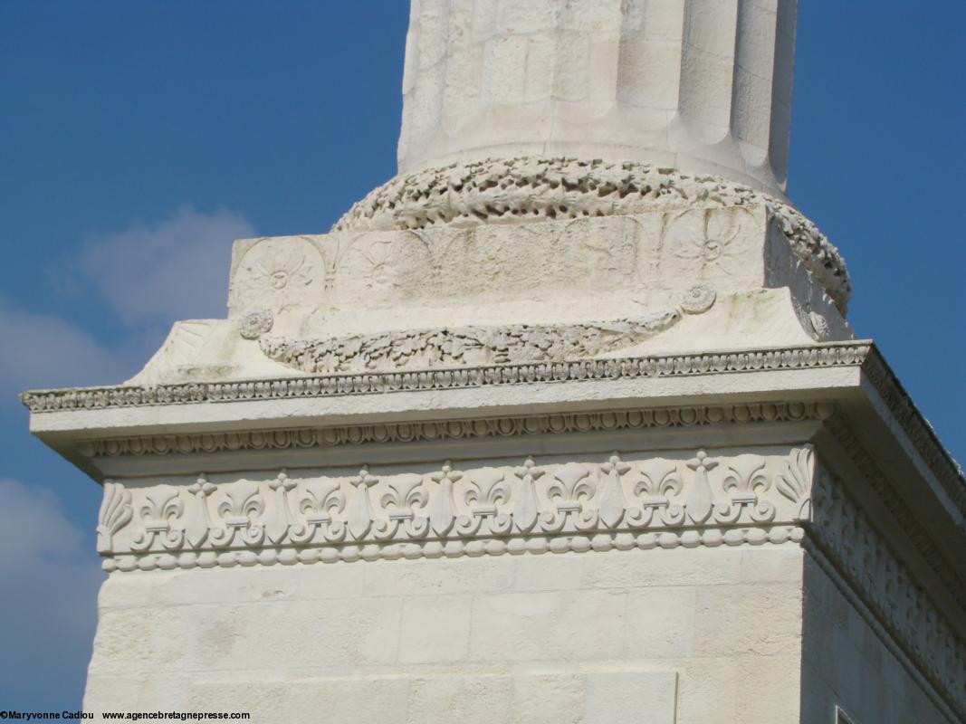 La colonne Louis XVI de Nantes restaurée. Avec reconstitution des fleurs de lys (ph. avril 2013). La colonne Louis XVI de Nantes restaurée. Avec reconstitution des fleurs de lys (ph. avril 2013).