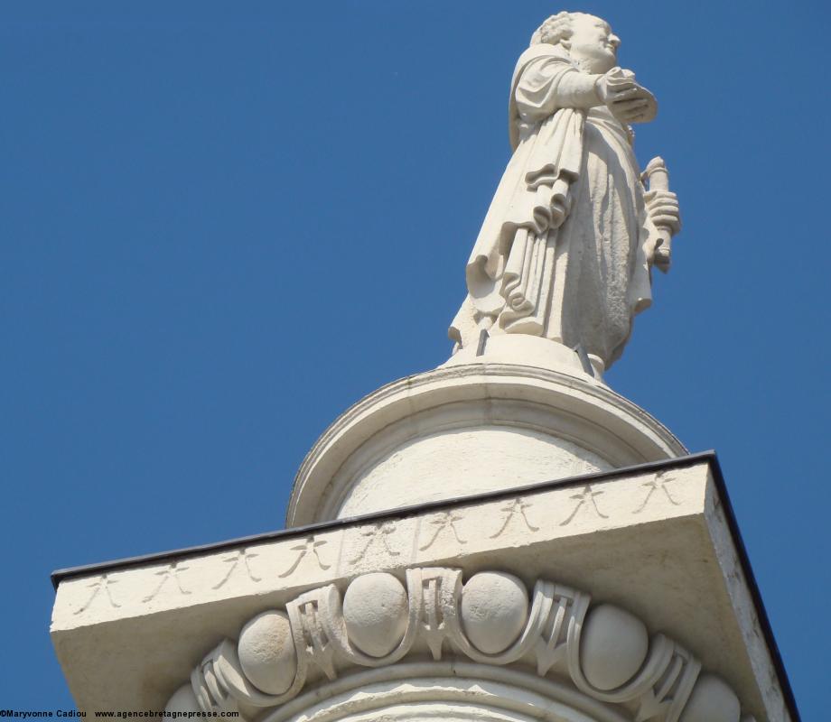 La colonne Louis XVI de Nantes restaurée (ph. avril 2013). La colonne Louis XVI de Nantes restaurée (ph. avril 2013).