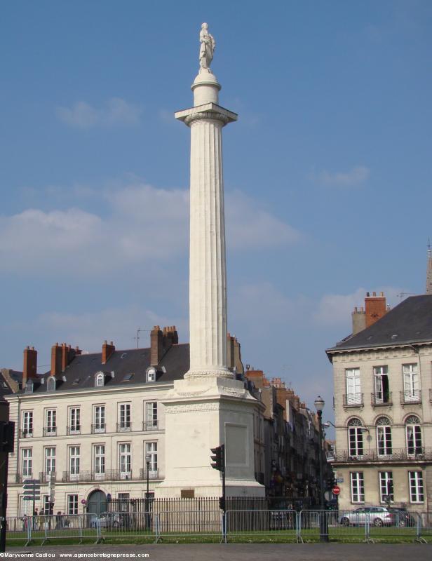 La colonne Louis XVI de Nantes restaurée (ph. avril 2013). La colonne Louis XVI de Nantes restaurée (ph. avril 2013).