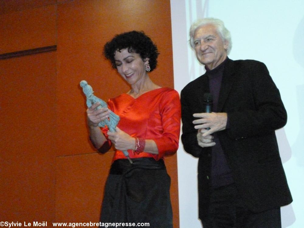 Angélique Ionatos reçoit le bâton d\'Euclide des mains de Yannis Kokkos