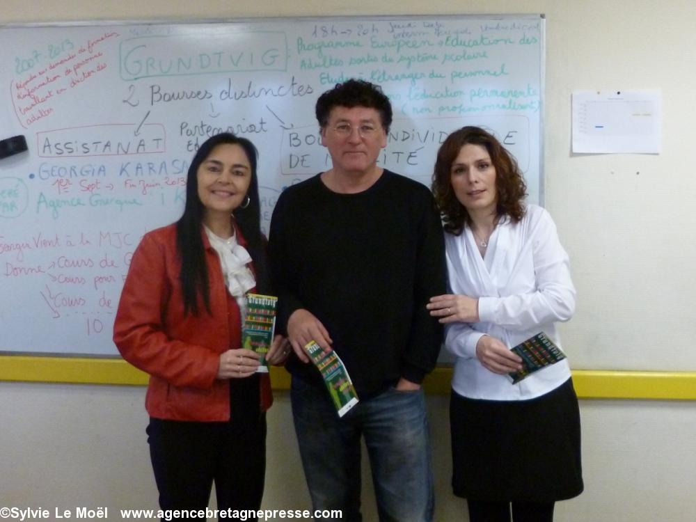 Loïc Le Nel Directeur de la MJC entouré de Sylvie Le Moël bénéficiaire d\'une bourse Grundtvig et de Georgia Karasavvidou Assistante Grundtvig