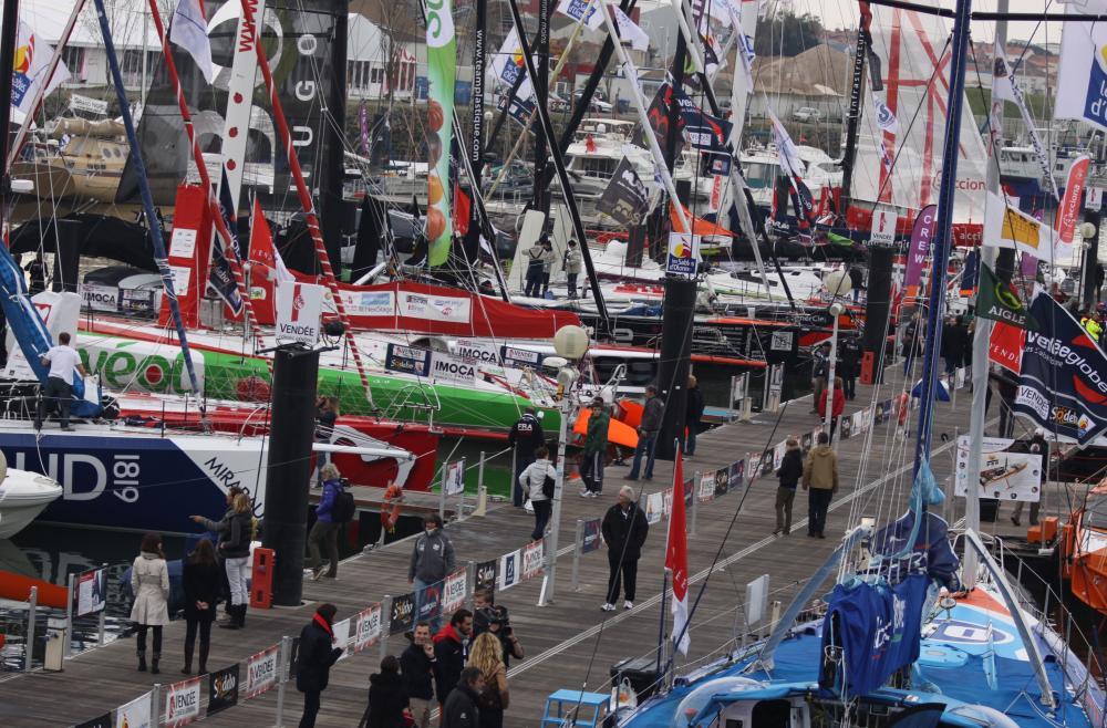 Dernière journée sur la terre ferme, dernières urgences à régler sur le bateau, dernières réunions avec les météorologues, les sponsors, derniers gueuletons consistants, dernière nuit dans un lit sec et chaud, derniers moments préservés en famille, derniers instants de vie collective avant d’entrer en solitude. Samedi à 13h02, ils seront seuls. Pour trois mois. (communiqué du Vendée Globe du 9 novembre) Dernière journée sur la terre ferme, dernières urgences à régler sur le bateau, dernières réunions avec les météorologues, les sponsors, derniers gueuletons consistants, dernière nuit dans un lit sec et chaud, derniers moments préservés en famille, derniers instants de vie collective avant d’entrer en solitude. Samedi à 13h02, ils seront seuls. Pour trois mois. (communiqué du Vendée Globe du 9 novembre)